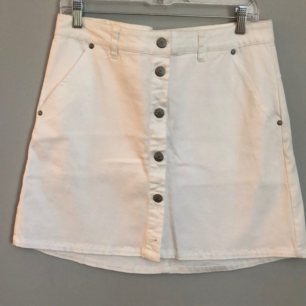 White denim skirt!